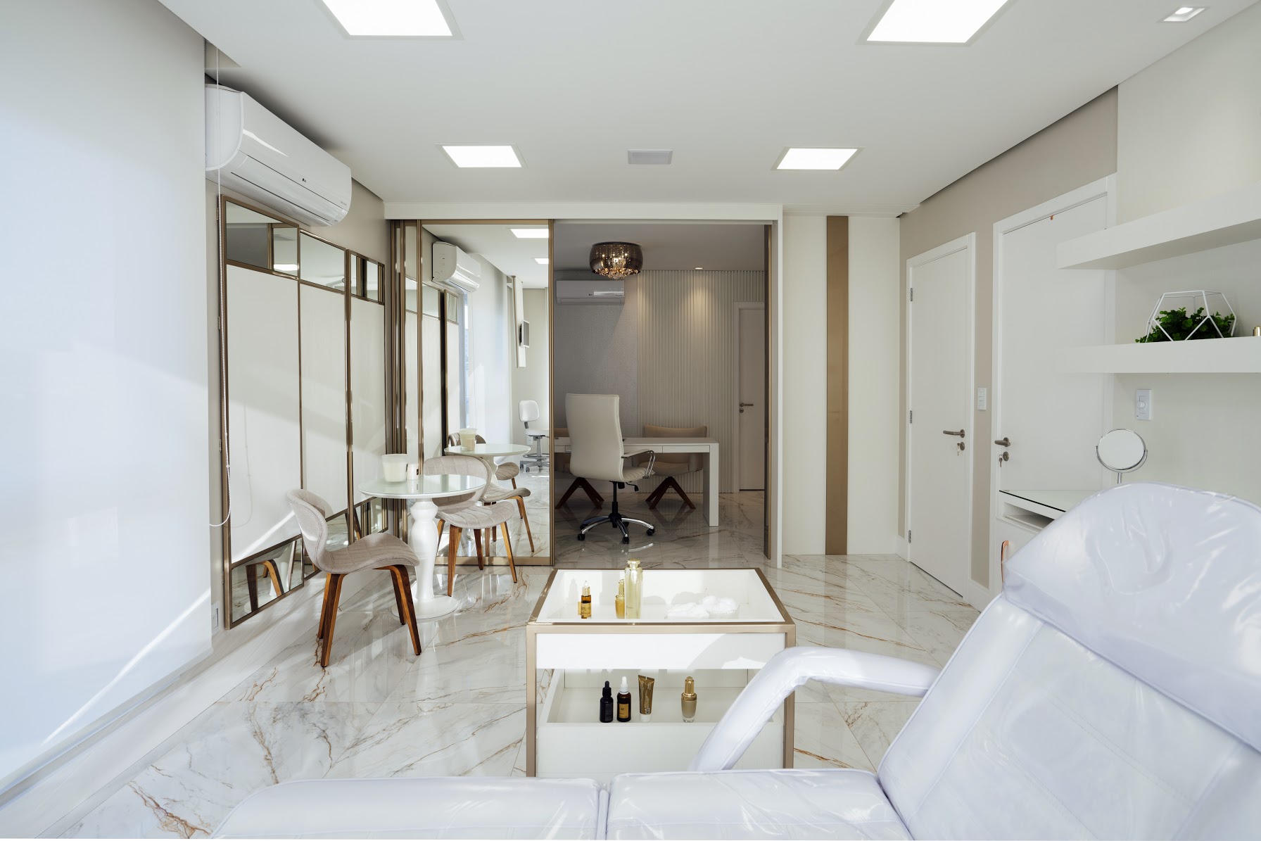 Sala de atendimento da Bioclin em tons claros