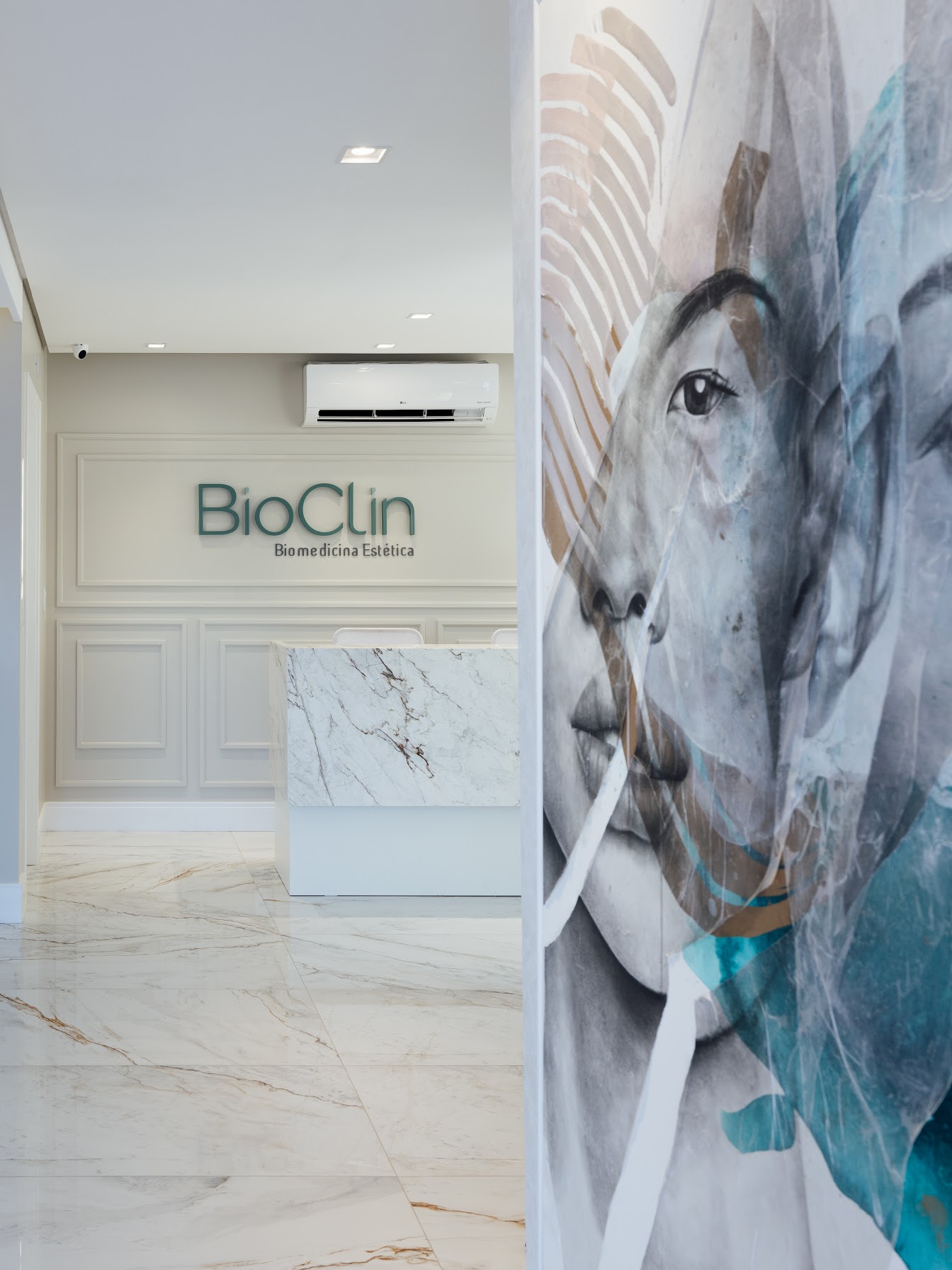 Hall em mármore da Bioclin com arte na parede